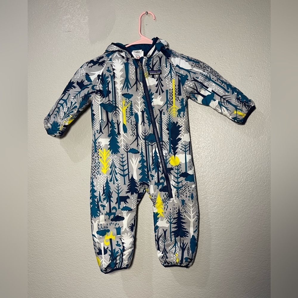 Patagonia reversible hooded onsie snowsuit forest scene 6-12 month